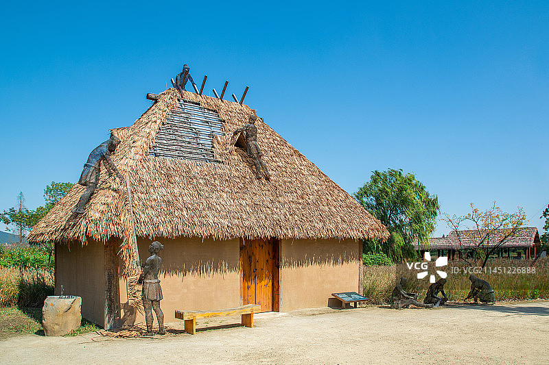 良渚古城遗址公园 杭州余杭区 原始人生活场景 良渚文明 原始人建房图片素材
