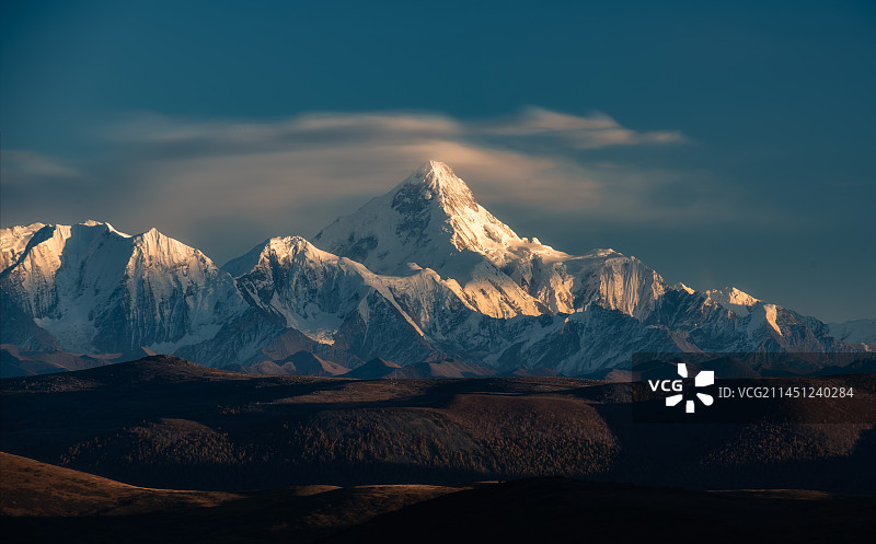 蜀山之王贡嘎雪山日落图片素材