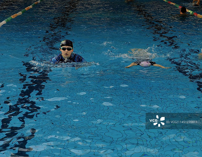 游泳池里游泳的男孩图片素材