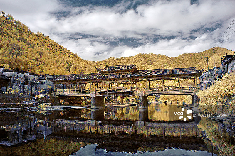 红外摄影~瑶里廊桥图片素材