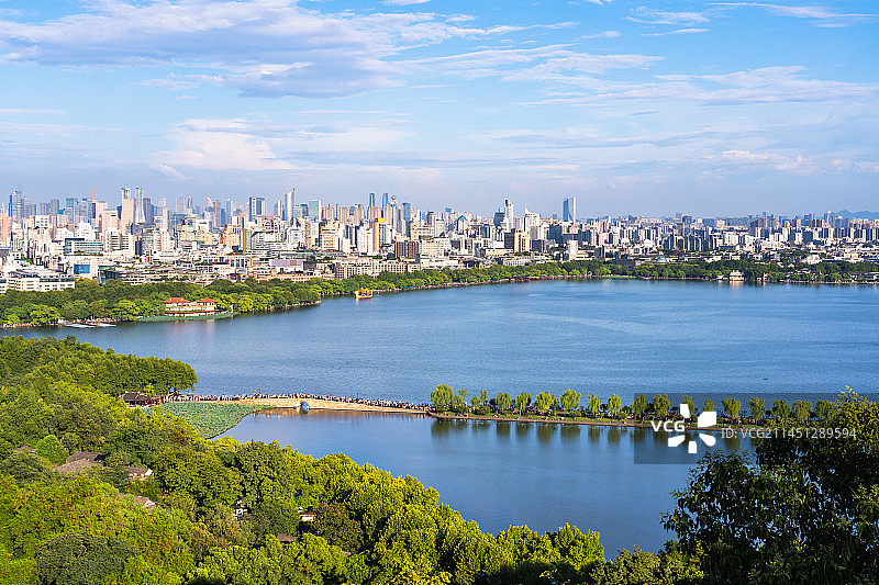 浙江杭州西湖景区宝石山上夏天晴天蓝天白云俯视西湖断桥和远处市区城市建筑风光图片素材