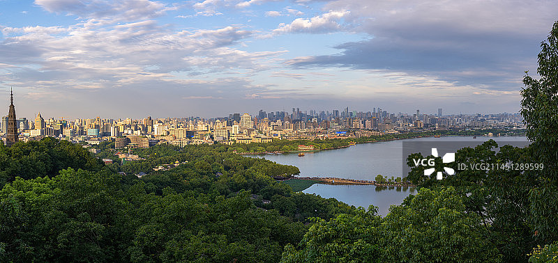 浙江杭州西湖景区宝石山上夏天晴天蓝天白云俯视西湖断桥和远处市区城市建筑风光图片素材