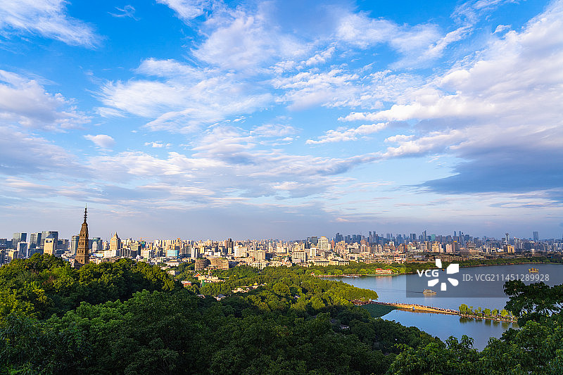 浙江杭州西湖景区宝石山上保俶塔与远处的市区城市建筑图片素材