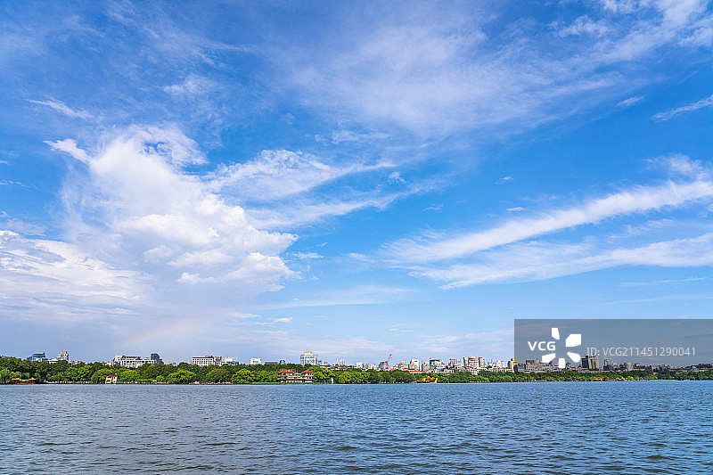 浙江杭州西湖景区夏天雷雨后城市上方的天空中出现彩虹图片素材