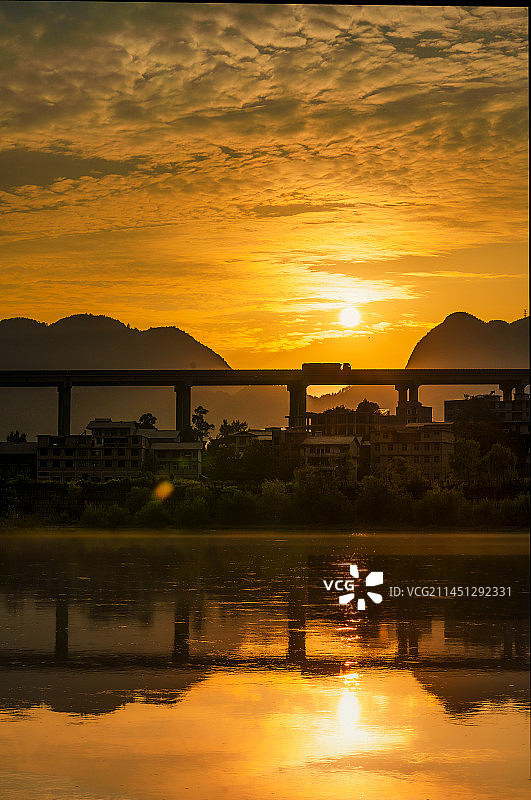 夕阳下的天空映衬下的高速公路与河流景观：灈水古镇图片素材