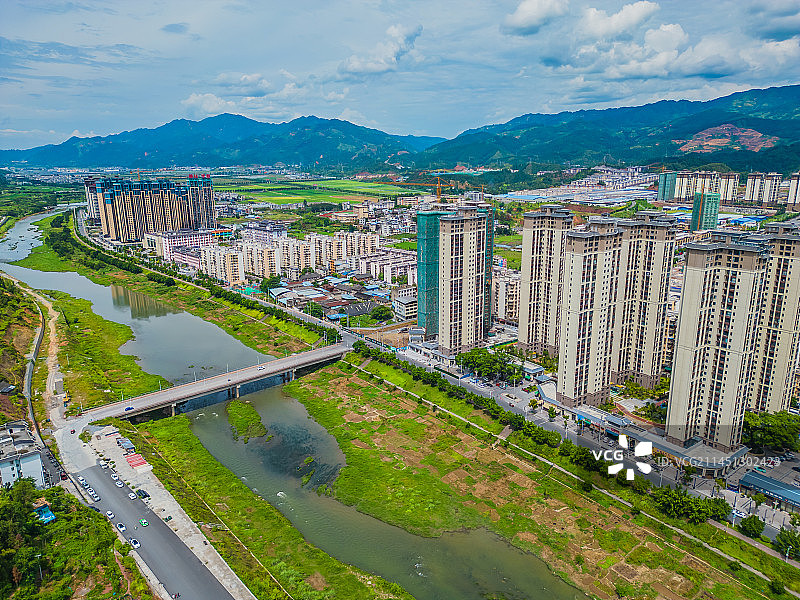 贵州榕江县航拍河床岸边房地产图片素材