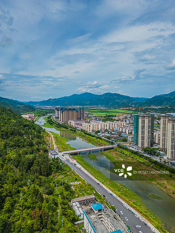 贵州榕江县航拍河床岸边房地产图片素材