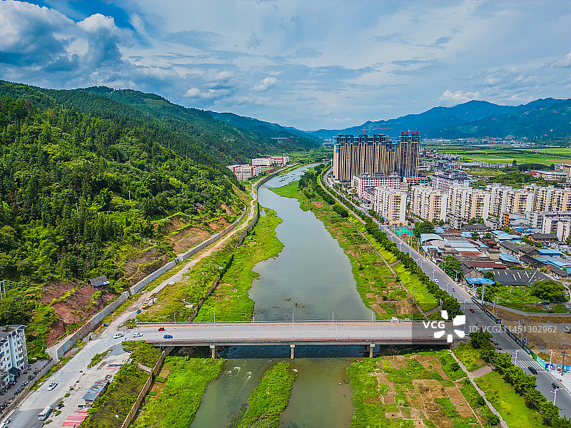 贵州榕江县航拍桥梁和房地产图片素材