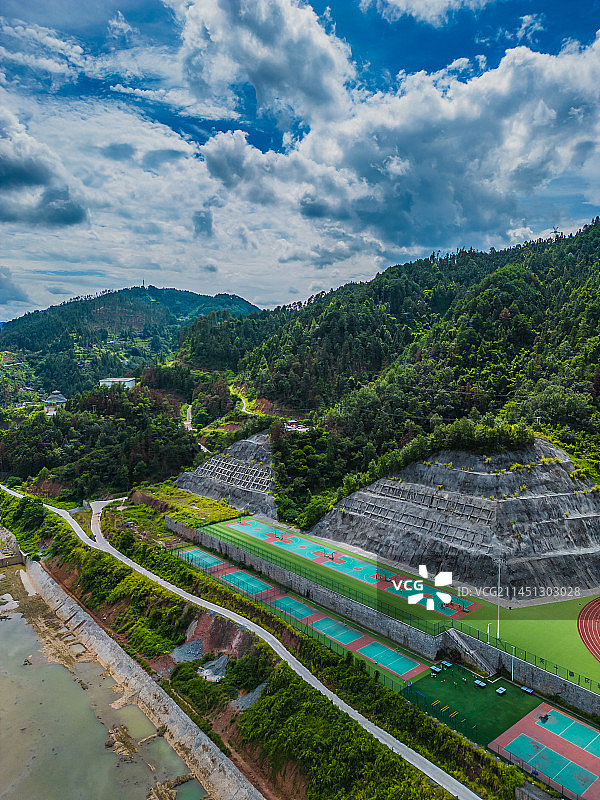 贵州榕江县航拍榕江第三高级中学球场图片素材