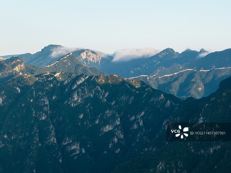 航拍慕田峪长城山谷的云海图片素材