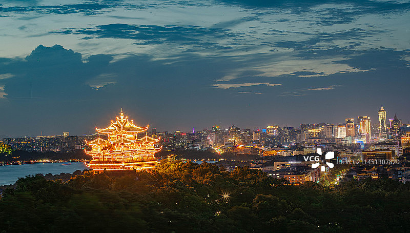 亮灯时间的城隍阁图片素材