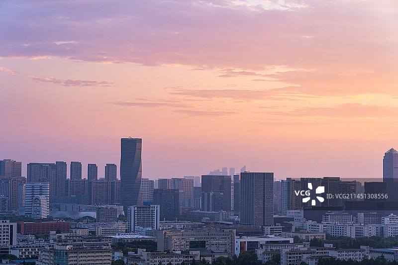 夏天清晨日出金色朝霞中的浙江杭州滨江城市高楼大厦建筑风光图片素材