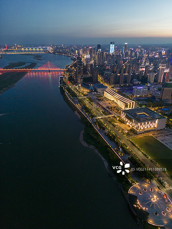 航拍视角下的南昌市八一大桥、省图书馆、省博物馆等建筑及赣江两岸天际线夜景图片素材