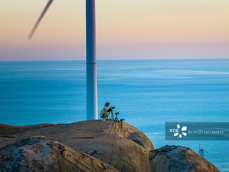 江门川山群岛上川岛海岛风力发电航拍图片素材