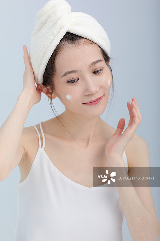 漂亮的戴浴帽年轻女子图片素材