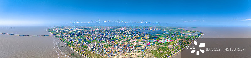临港新城主城区全景航拍 东海大桥 滴水湖 滨海城市与产业园区开发建设 在海边建设新城市图片素材