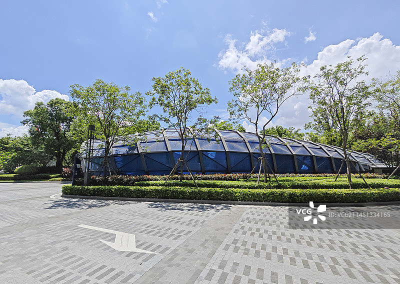 弧形钢结构玻璃下地下室 车库坡道顶盖雨棚图片素材