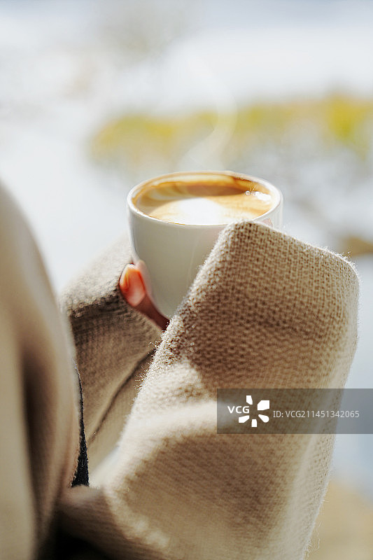 端着咖啡的人 享受生活图片素材