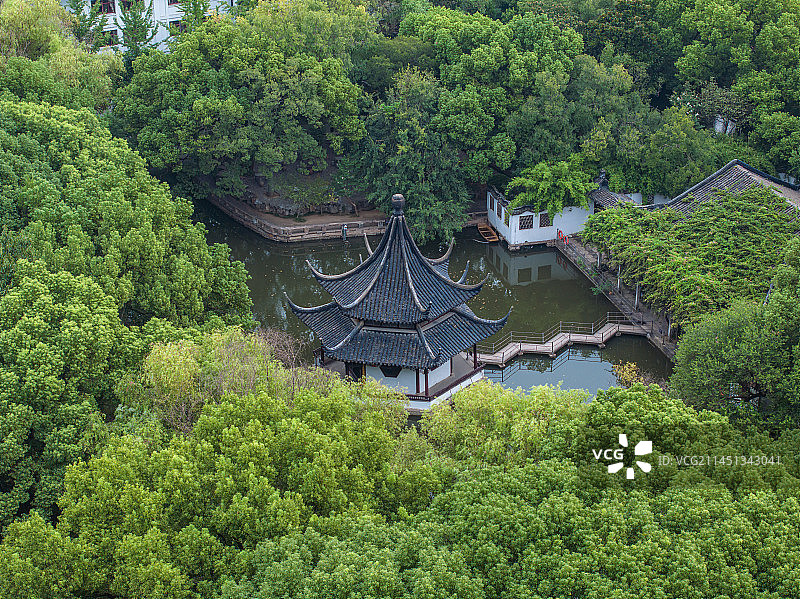 清晨的苏州西园寺航拍图片素材