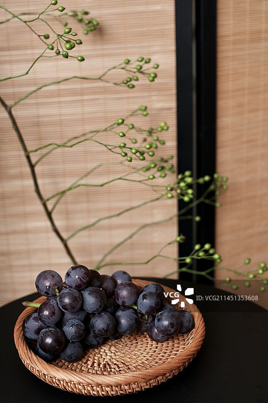 藤篮上的葡萄图片素材