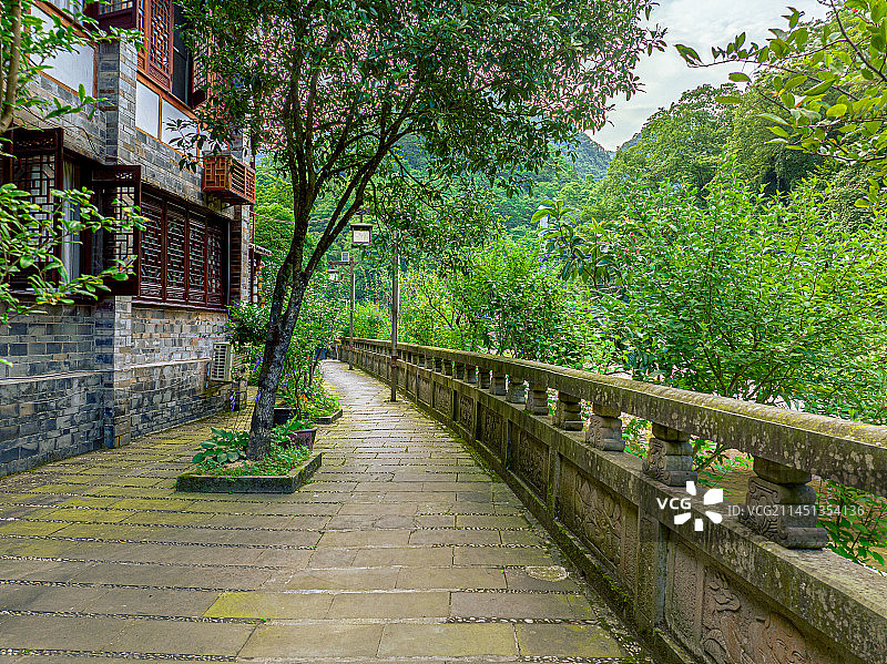 泰安古镇石板路 青城后山景区 都江堰市泰安乡 坐落在山谷中的古老乡村 味江河畔的古寨图片素材