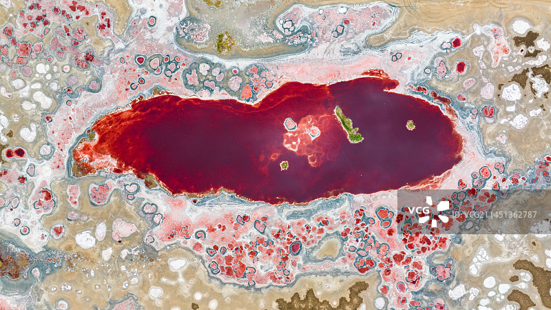 内蒙古巴丹吉林沙漠湖泊红海子航拍图片素材