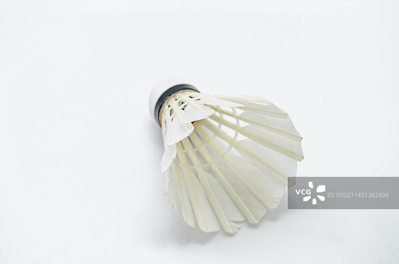 亚洲中国体育用品拍摄主题，内室内影棚拍摄静物图像，一个白色的羽毛球，室内无人图像摄影图片素材