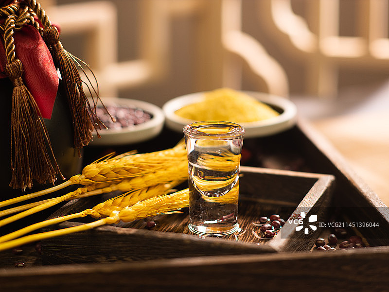 白酒倒酒粮食酒图片素材