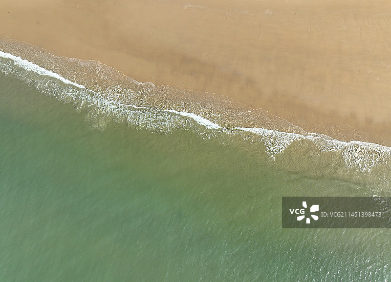 碧绿的海水和细腻的沙滩图片素材