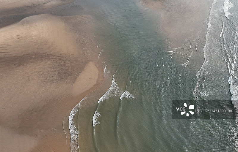 干净细腻的沙滩和碧绿通透的海水图片素材