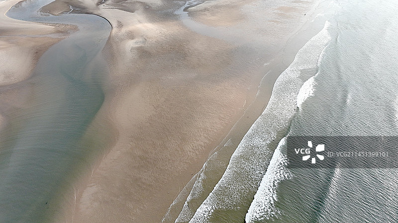 干净细腻的沙滩和碧绿通透的海水图片素材