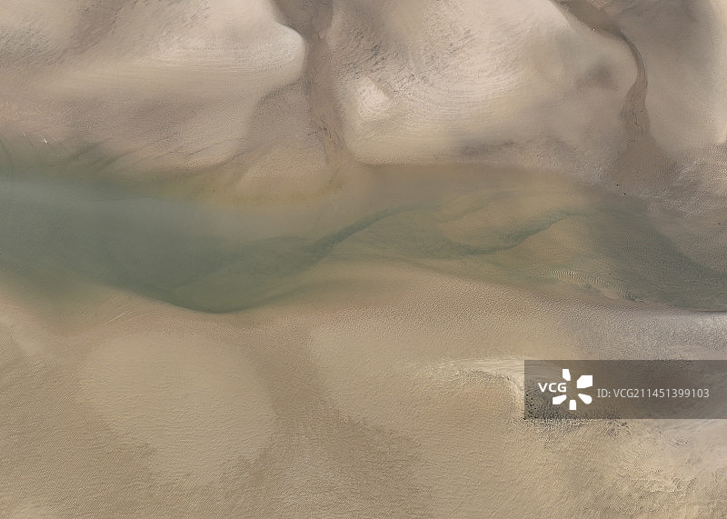 干净细腻的沙滩和碧绿通透的海水图片素材