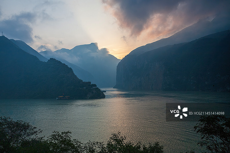 昔日瞿塘峡霞满天图片素材