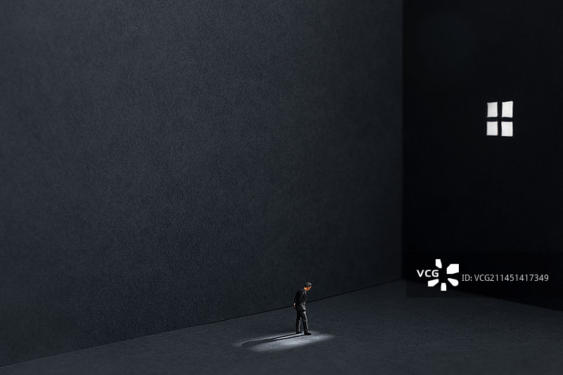 站在窗户透进来光的墙角处焦虑的男士微缩创意图图片素材