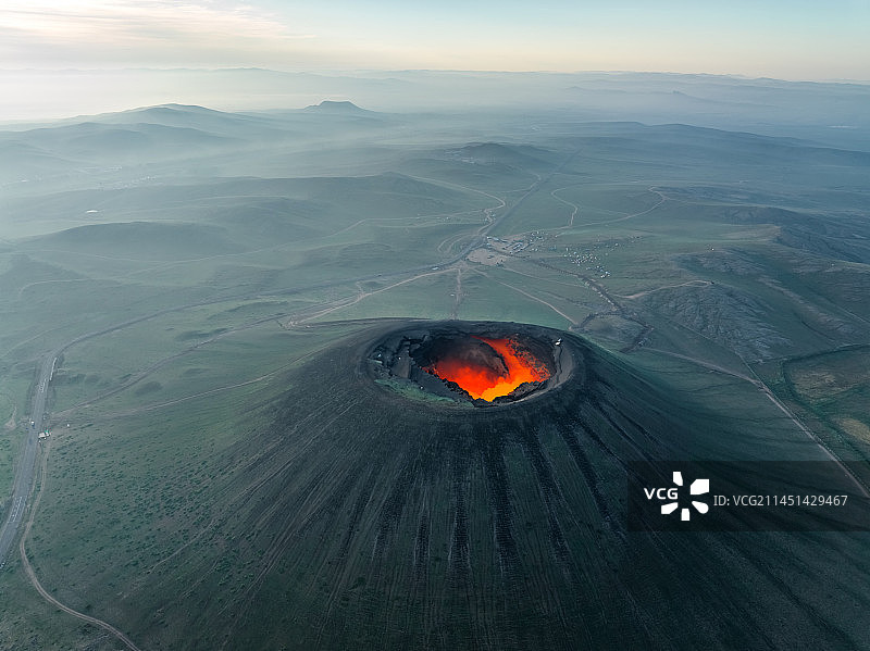 日出时的高角度景观，航拍日出时的火山，乌兰哈达火山日出图片素材