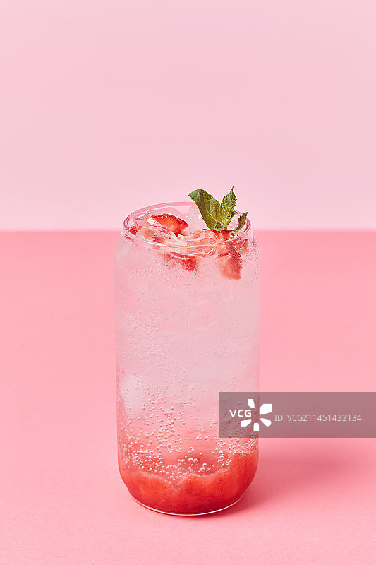 新鲜草莓饮品草莓汁特饮图片素材