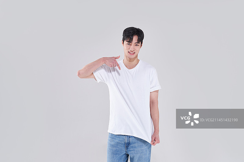 韩国，成人，摆姿势，白色t恤图片素材