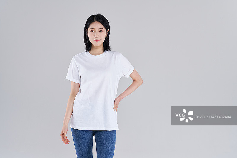 韩国，成人，摆姿势，白色t恤图片素材