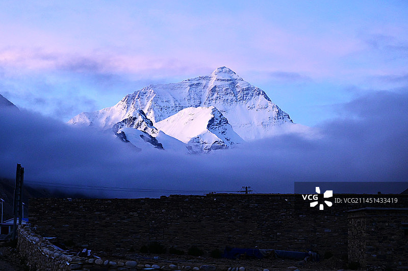 西藏珠峰大本营看珠峰日出图片素材