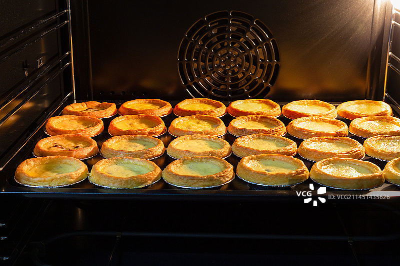 烤箱里的出炉蛋挞图片素材
