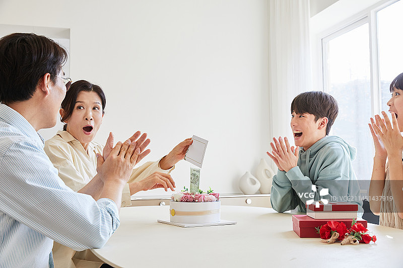 家庭，母亲节，礼物，零用钱图片素材