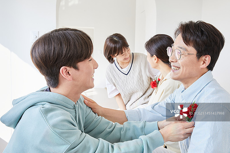 母亲节康乃馨感恩父母和孩子图片素材