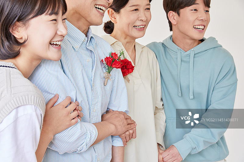 母亲节：康乃馨、父母、有两个孩子的家庭，微笑与幸福图片素材