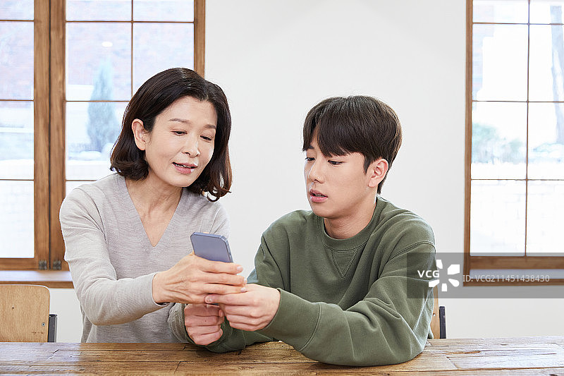 中年妇女、青年男子、母子、智能手机图片素材