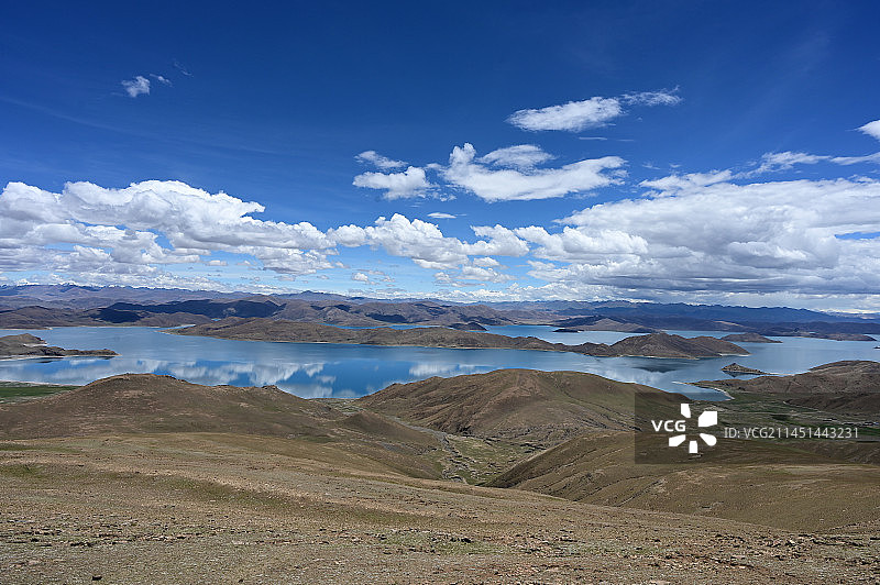 西藏山南鲁日拉观景台远观羊卓雍措千岛之湖图片素材