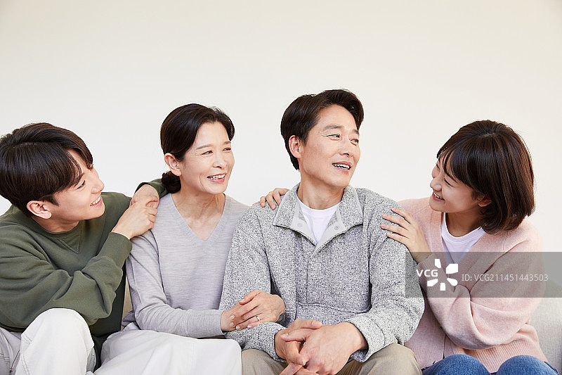 幸福一家四口笑容图片素材