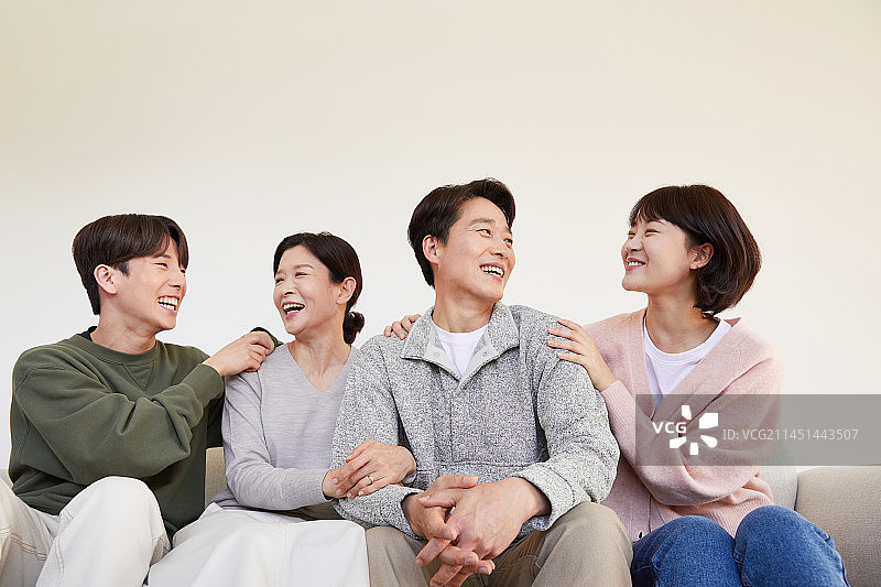 幸福一家四口笑容图片素材