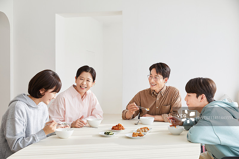 妈妈、爸爸、儿子、女儿、家庭用餐交谈微笑图片素材