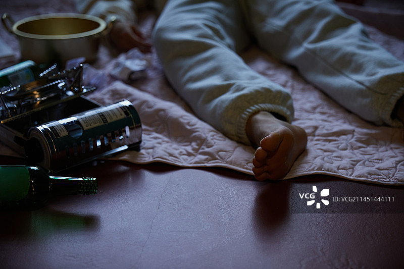 蛰居族，黑暗，凌乱，睡眠，孤独终老，青年失业，青年图片素材