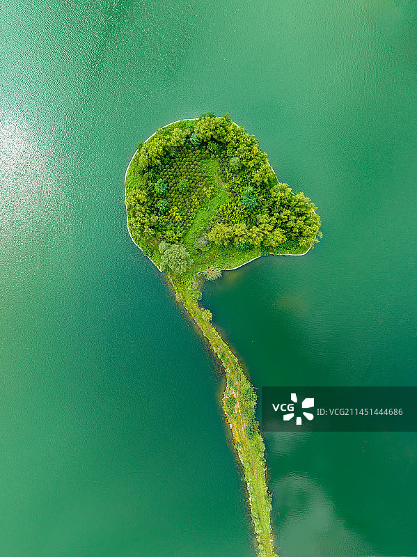 航拍湖中的岛屿图片素材